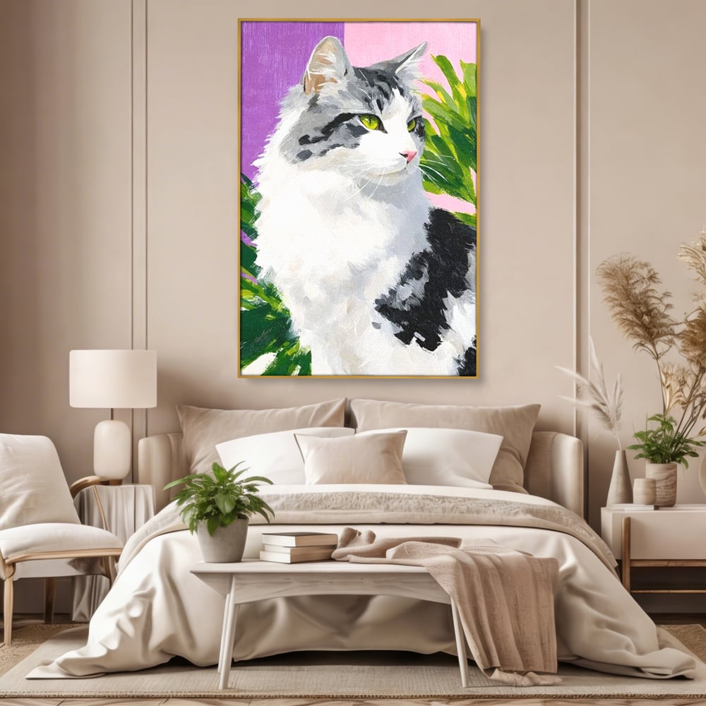Tablou canvas cu pictura cu portret de pisica, in rama de aluminiu auriu, pe perete intr-un dormitor